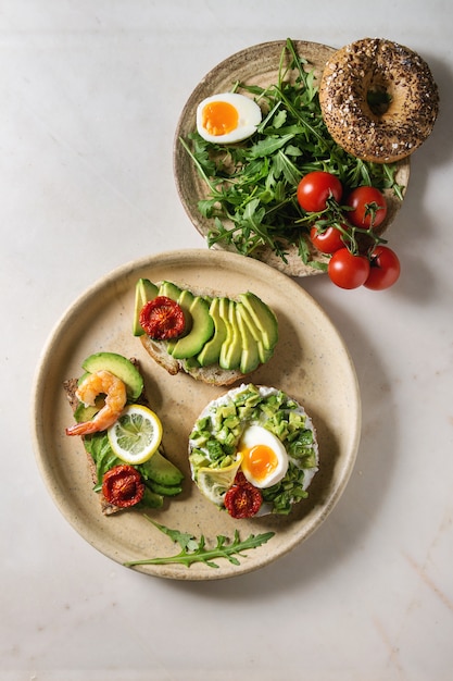 Verscheidenheid aan avocado-sandwiches