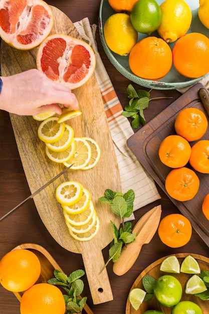 Foto verscheidenheid aan citrusvruchten waaronder citroenen, lijnen, grapefruits en sinaasappels.