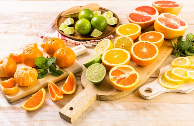 Verscheidenheid aan citrusvruchten waaronder citroenen, lijnen, grapefruits en sinaasappels.