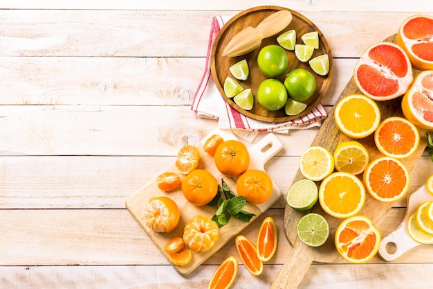 Verscheidenheid aan citrusvruchten waaronder citroenen, lijnen, grapefruits en sinaasappels.