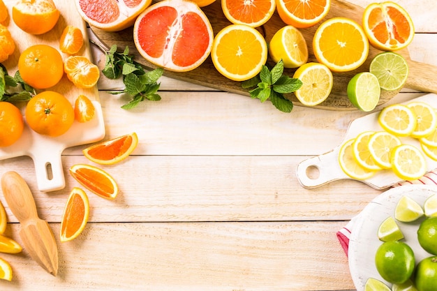Verscheidenheid aan citrusvruchten waaronder citroenen, lijnen, grapefruits en sinaasappels.