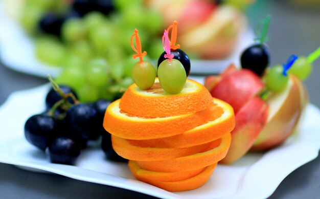 Verscheidenheid aan fruit op tafel in het restaurant