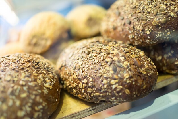 Verscheidenheid aan gebakken producten in een supermarkt