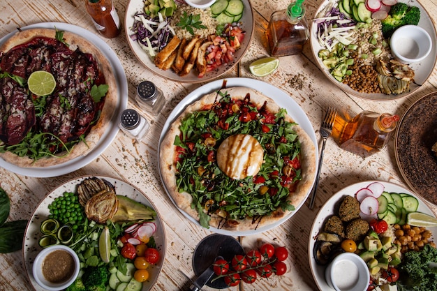 Foto verscheidenheid aan gezonde mediterrane gerechten. italiaanse restauranttafel.