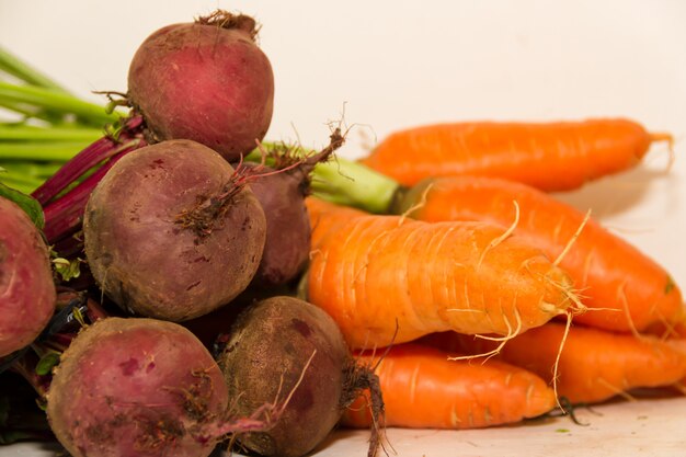 verscheidenheid aan groenten geteeld in de biologische tuin