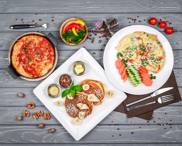 Verscheidenheid aan heerlijk eten op tafel