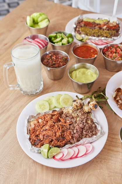 Verscheidenheid aan heerlijke typisch Mexicaans eten taco's sopes pastor