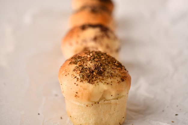 Verscheidenheid aan heerlijke warme bakkers Verse populaire bakkersbakkerij en gebak gevulde holle cakeschijven