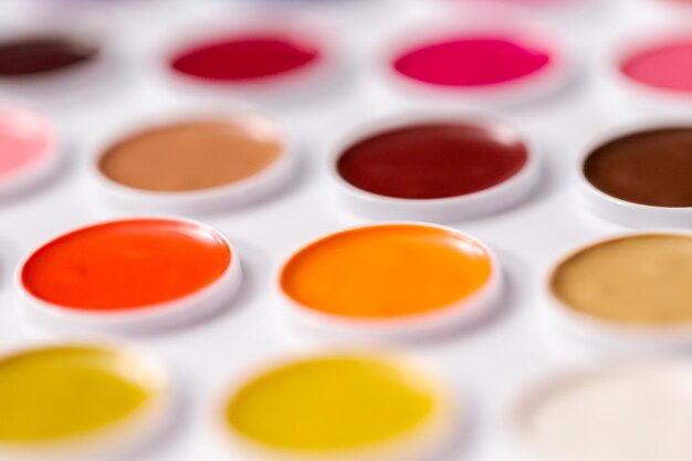 Foto verscheidenheid aan kleuren in een nieuwe set aquarelverf.