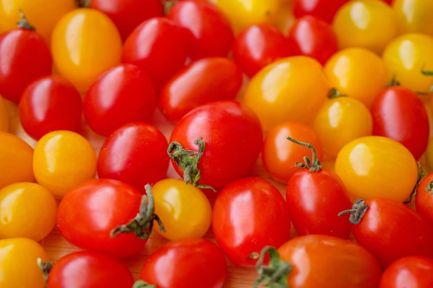 Verscheidenheid aan kleurrijke biologische tomatenachtergrond