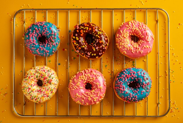 Verscheidenheid aan kleurrijke smakelijke geglazuurde donuts op een gekleurde