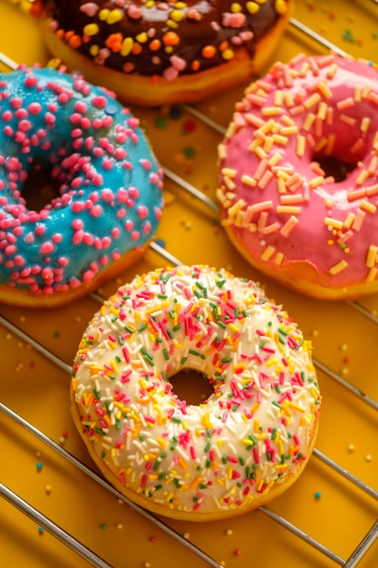 Verscheidenheid aan kleurrijke smakelijke geglazuurde donuts op een gekleurde