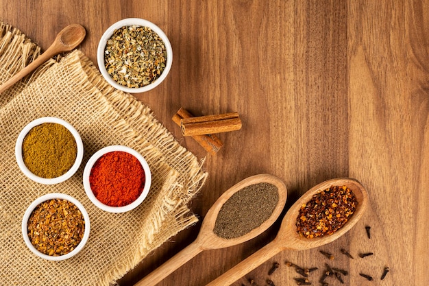 Verscheidenheid aan kruiden en smaakmakers op tafel