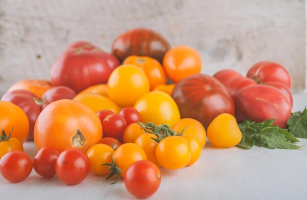 verscheidenheid aan rijpe kleurrijke biologische tomaten