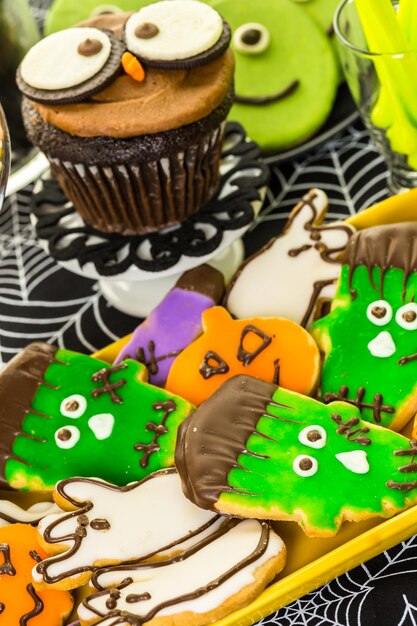 Foto verscheidenheid aan snoepjes bereid als halloween-traktaties.
