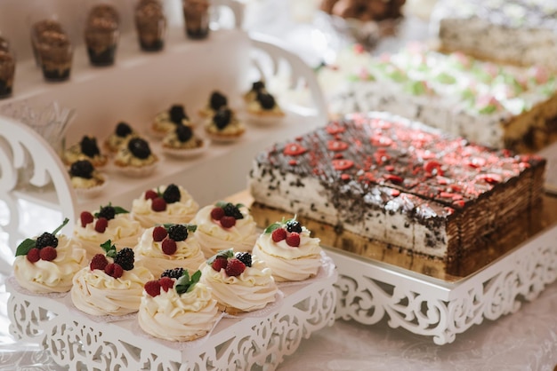 Verscheidenheid aan snoepjes, taarten en cupcakes bij de candybar