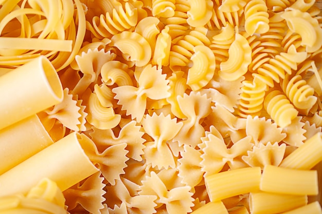 Foto verscheidenheid aan soorten en vormen van droge italiaanse pasta