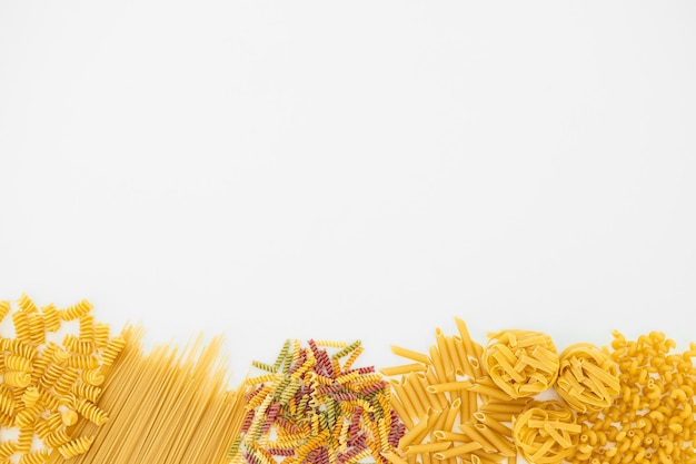 Verscheidenheid aan soorten en vormen van Italiaanse pasta op witte achtergrond