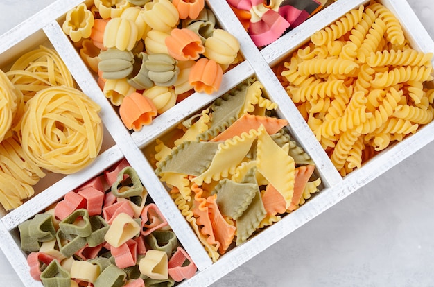 Verscheidenheid aan soorten en vormen van rauwe Italiaanse pasta.