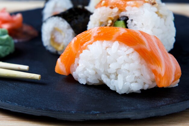 Verscheidenheid aan sushi met wasabi en zeg souce