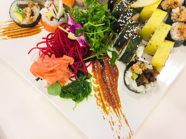 Verscheidenheid aan sushi rolt op een witte plaat