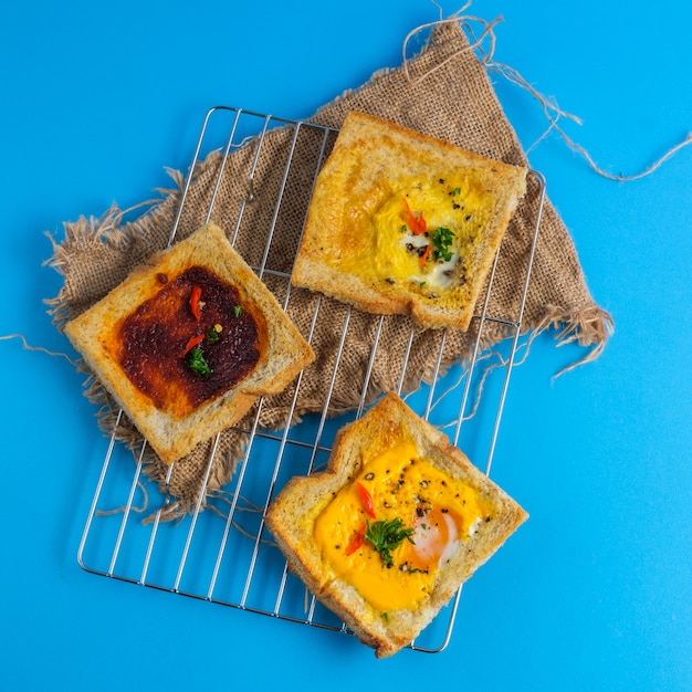 Verscheidenheid aan toastbrood met smakelijke toppings.