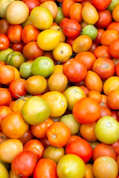 Verscheidenheid aan veelkleurige tomaten op een traditionele Latijnse markt