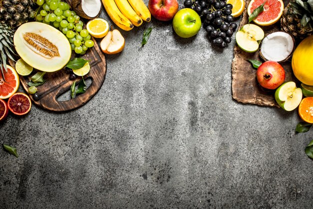 Verscheidenheid aan vers fruit op rustieke tafel.