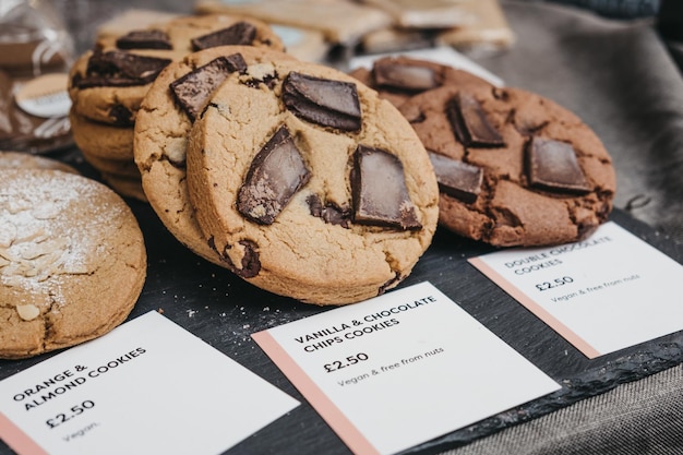 Verscheidenheid aan vers gebakken koekjes te koop op een straatmarkt selectieve focus
