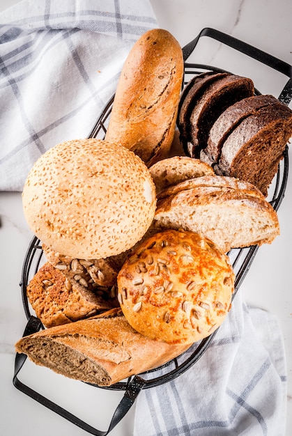 Verscheidenheid aan vers zelfgemaakt graanbrood, in een metalen mand