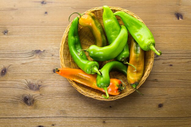 Verscheidenheid aan verse biologische paprika's op tafel.