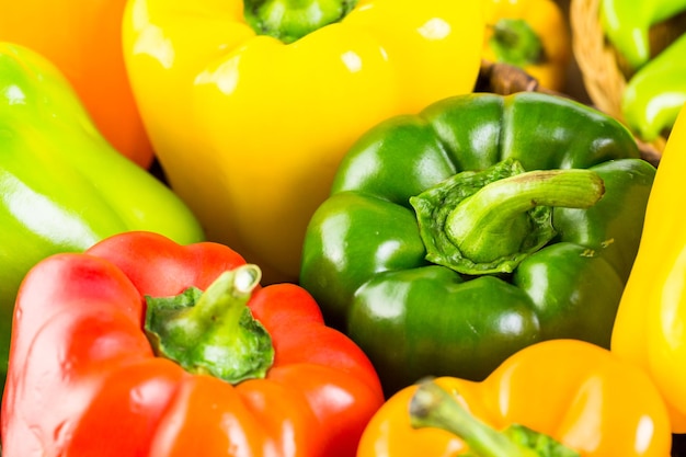 Verscheidenheid aan verse biologische paprika's op tafel.