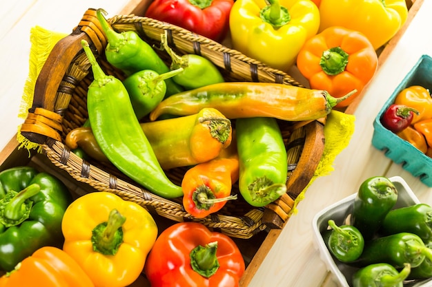 Verscheidenheid aan verse biologische paprika's op tafel.