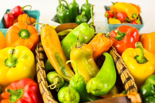 Verscheidenheid aan verse biologische paprika's op tafel.