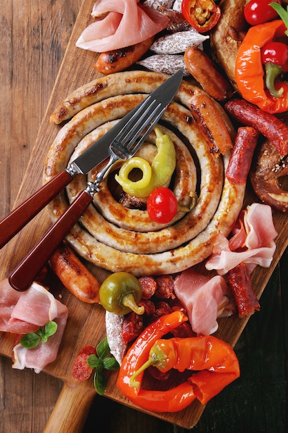 Verscheidenheid aan vleessnacks in pretzels