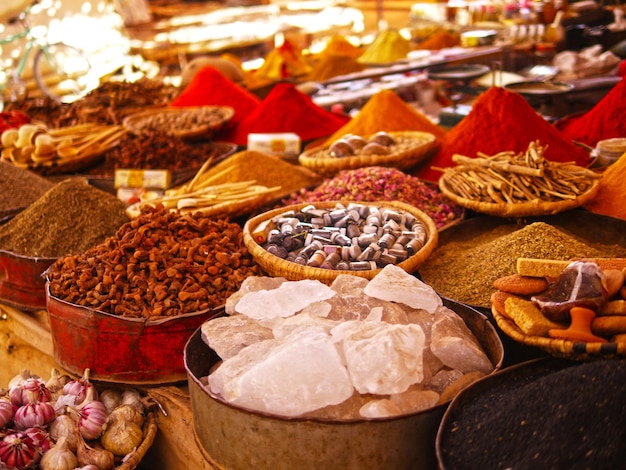 Verscheidenheid aan voedingsmiddelen te koop op de marktstand