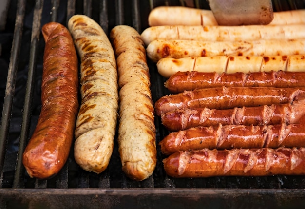 verscheidenheid aan worstjes op de grill boven een open vuur Foodfestival in de stad