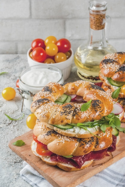 Verscheidenheid aan zelfgemaakte broodjes bagels met vlees en groenten