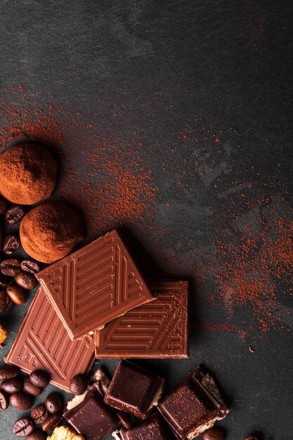 Verscheidenheid aan zoete zelfgemaakte chocoladepralines op houten ondergrond