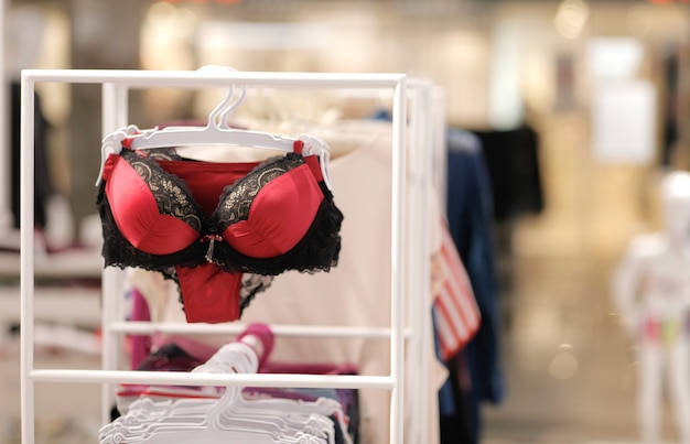 Verscheidenheid van beha opknoping in lingerie ondergoed winkel.