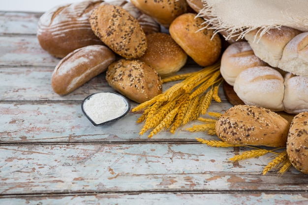 Verscheidenheid van brood met tarwe granen en meel