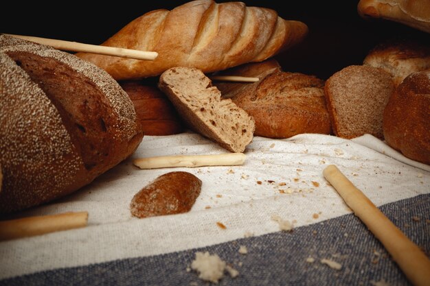 Verscheidenheid van brood op tafelkleed close-up