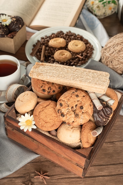 Verscheidenheid van cookies op een houten dienblad