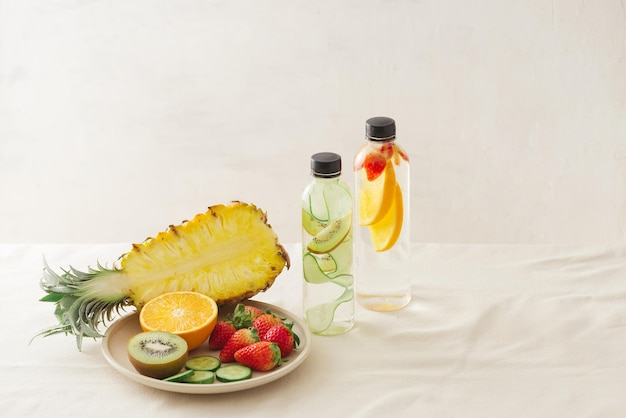 Verscheidenheid van doordrenkt detox water geïsoleerd op wit gezondheidsconcept