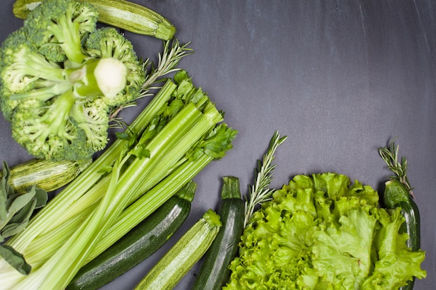 Verscheidenheid van groene groenten en kruiden. Schoon voedselconcept eten.