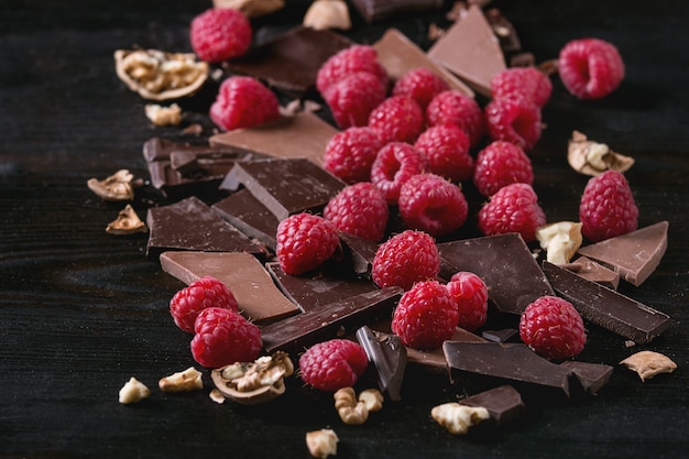 Verscheidenheid van hakkende chocolade met frambozen