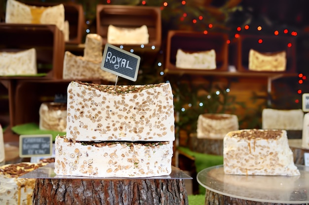 Verscheidenheid van zelfgemaakte nougat op boerenmarkt in Nice, Frankrijk.