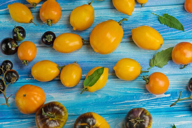 Foto verscheidenheid verse kleurrijke tomaten biologische landbouw is milieuvriendelijk