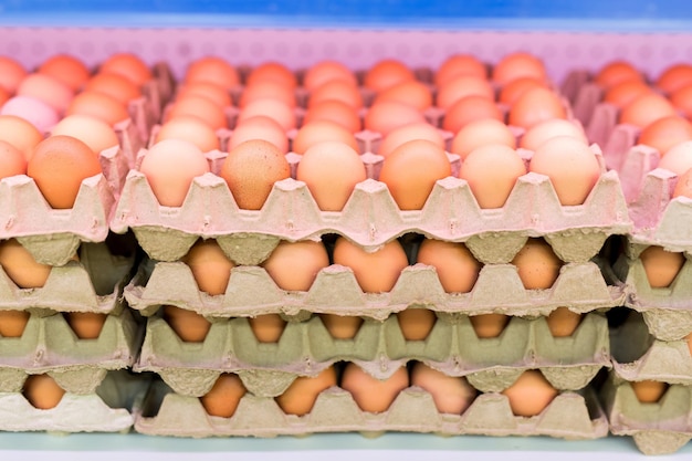 Foto verscheidenheidsmerk van eierenpak op planken in een supermarkt.