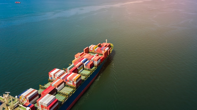 Verschepende container cargo zakelijke internationale import export consumentenproducten open zee